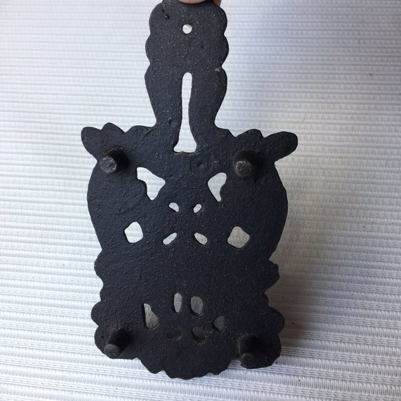 Small Cast Iron Metal Trivet Wall Hanging Decor Spoon Rest Floral Flower Vintage - Picture 7 of 12